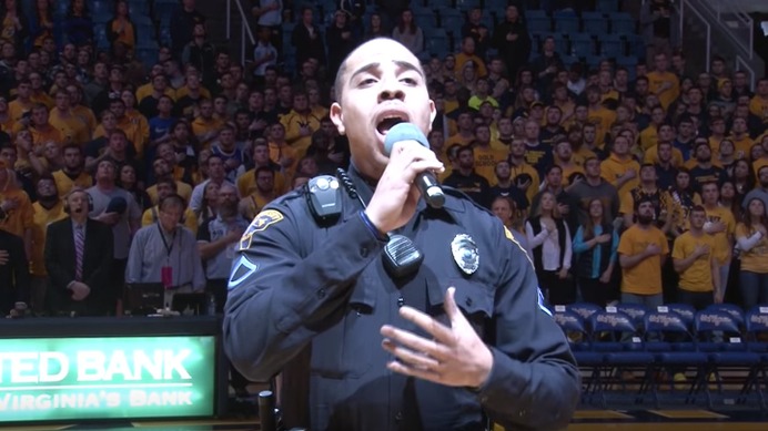 バスケの試合で国歌斉唱予定の歌手が遅刻…かわりに歌ったのはまさかの警官