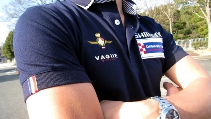 　自転車ロードチームのシマノレーシングが、2010年のオフィシャルパートナーであるアイ・ティ・オー・ジャパンのアパレルブランドであるVAGIIE（バジエ）のウェアをレース前後のカジュアルウェアとして着用することになった。