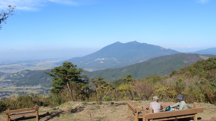 よく晴れた日の頂上から見た筑波山。（今回の取材日ではない）宝篋山頂からの筑波山の姿は、本当に美しい。