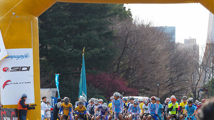 　日本学生自転車競技連盟主催の第4回明治神宮外苑学生自転車クリテリウム大会が、2月21日に学生スポーツのメッカである東京・神宮外苑で行われる。明治記念館前をスタート/ゴールとし、銀杏並木を折り返す1.5kmがコース。8カテゴリーに約250選手がエントリーしている。