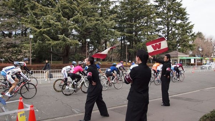 　日本学生自転車競技連盟の主催する第4回明治神宮外苑学生自転車クリテリウム大会が、2月21日に東京の神宮外苑特設コース（1周1.5km）で行われ、男子は野口正則、女子は近藤美子の鹿屋体育大勢が優勝した。以下は同連盟によるレポート。