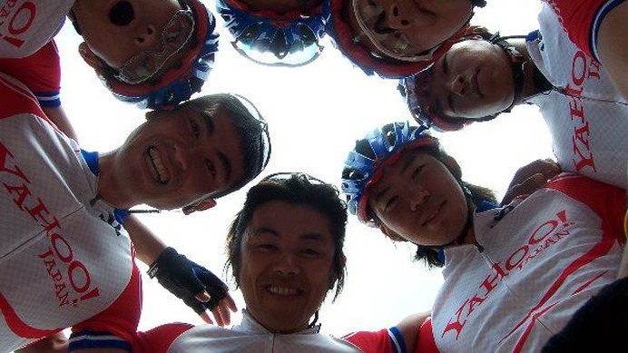 　YAHOO!JAPANがメインスポンサーについたチームバンが、5月14日に大阪府堺市で開幕するツアー・オブ・ジャパンのメンバーを発表した。04年の覇者である福島晋一と弟康司、21歳の新城幸也らがメンバーに加わった。