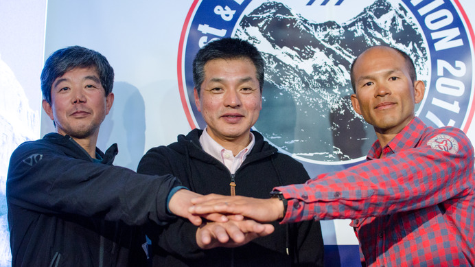 ICI 石井スポーツの荒川勉社長（中央）がエベレストに挑戦。奥田仁一さん（左）と平出和也さんが同行してサポートする（2017年4月3日）
