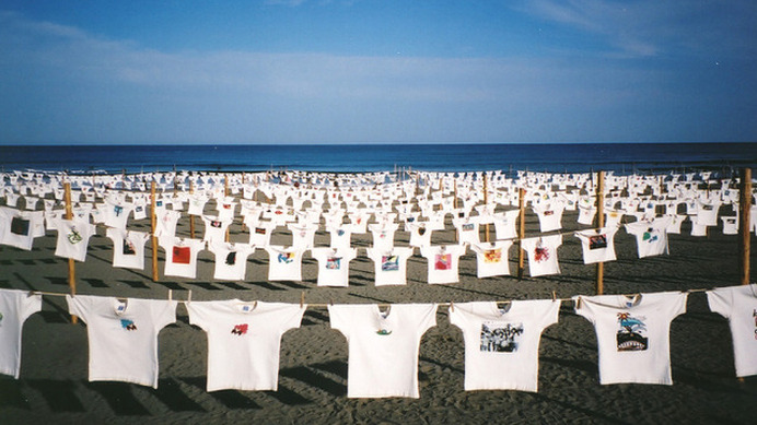 高知・砂浜美術館で「第29回Tシャツアート展」が開催