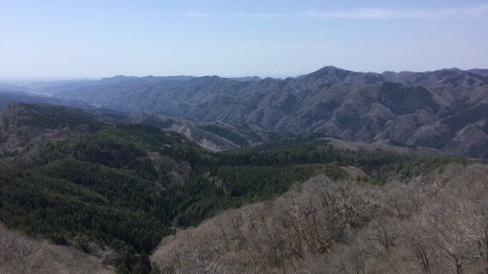 鍋足山山頂付近からの眺め。見えるのは低山だけど、圧巻の風景。