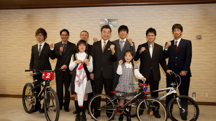 　神奈川県在住で世界選手権や全日本選手権などの国内外の大会で活躍するBMX選手が、4月19日に松沢成文神奈川県知事を表敬訪問した。選手代表の三瓶将廣は「BMXは日本ではまだまだマイナーだが、子どもから大人まで楽しめる世界的に人気のあるスポーツ。神奈川県からは