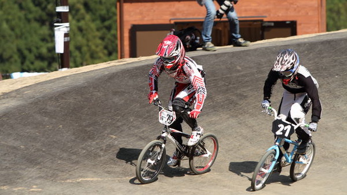 　26回目を迎えるBMX全日本選手権が4月25日に埼玉県秩父市の秩父滝山サイクルパークで開催され、エリート男子で三瓶将廣が優勝し、2年連続の全日本チャンピオンとなった。スタートから優位に立った三瓶は、途中で吉村樹希敢にパスされたものの最終コーナーで再びトップ