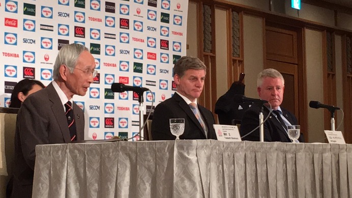 写真左が日本ラグビーフットボール協会会長の岡村正氏