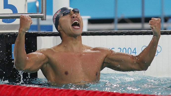 アテネ五輪、平泳ぎ100mで金メダルを獲得した北島康介（2004年8月15日）