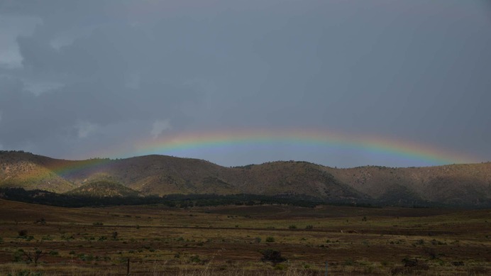 小雨の後には連峰に虹がかかっていた