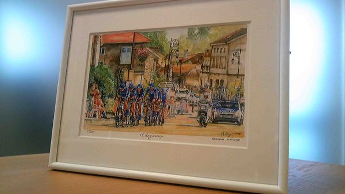 　ツール・ド・フランスを描いたアートフレームが「サイクルスタイルショップ」通販で好評だ。ツール・ド・フランスを自転車で追いかけて16年になるイラストレーター・小河原政男画伯の作。旅行中に撮影した写真と自らの記憶を材料に、ツールの風景画を描いたもの。
　