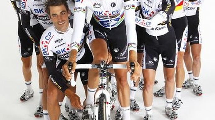 　自転車の国ベルギーからサイクリスト向けに開発された「スリーアクション」が日本での直販をスタートさせる。同ブランドは2009年シクロクロス世界チャンピオン、ニルス・アルベルトの所属する「BKCPパワープラス」をはじめ、ヨーロッパのプロチームやベルギーを拠点と
