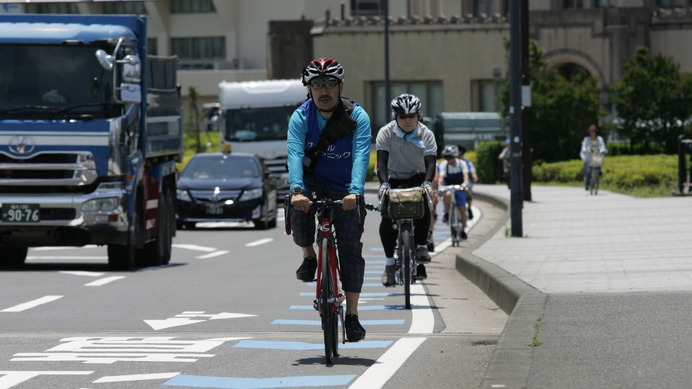 自転車の走る位置と方向を示したブルーレーンが道路左端に表示されているところが多くなってきた