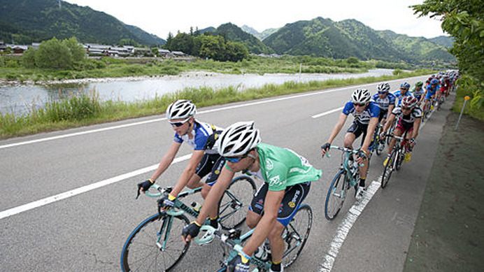 　第14回ツアー・オブ・ジャパン美濃ステージが5月18日、岐阜県美濃市にある美濃和紙の里会館前周回コースで行なわれ、クラウディオ・クチノッタ（28＝デローサ・スタックプラスチック）が集団でのゴールスプリント勝負を制して優勝。2位にザッカリ・デンプスター（ラフ