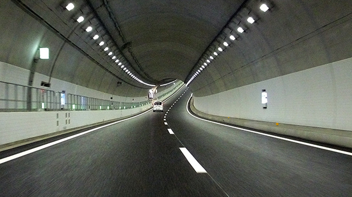 アップダウンのある圏央道小倉山トンネル