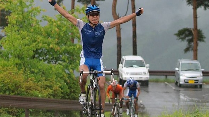 　日本学生自転車競技連盟が主催する全日本学生選手権個人ロードレース大会が、6月6日に長野県大町美麻の特設コースで行われる。6年前から長野県の木祖村奥木祖湖周回コースで行われていたが、コースが土砂災害のため使用できず、急きょ変更された。大町美麻のコースは