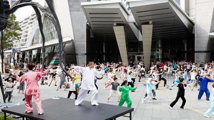 六本木ヒルズ「朝の太極拳」昨年の様子