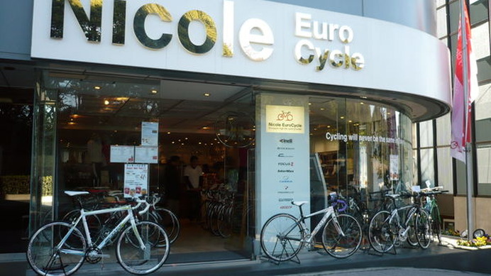 　欧州クラブチームジャージを数量限定でネット販売しているエアロ・アズールが、東京・青山の自転車ショップ、Nicole EuroCycleで6月26日・27日の2日間を「エアロ・アズール・デー」として約60点以上の商品を展示・販売する。ベーシックウェアに飽きた人、ヨーロッパの