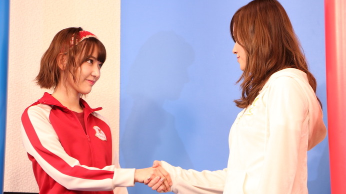 （左から）宮脇咲良（HKT48/AKB48）、松井珠理奈（SKE48）