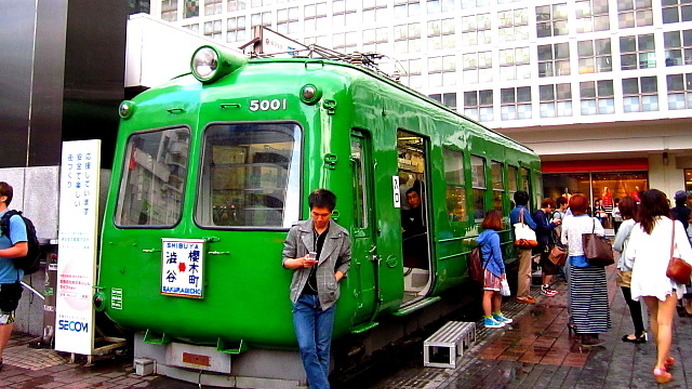 渋谷駅ハチ公口に展示されている東急5000系の生き残り・デハ5001。この塗色と独特の車体裾部が「青ガエル」と言われる所以だった。