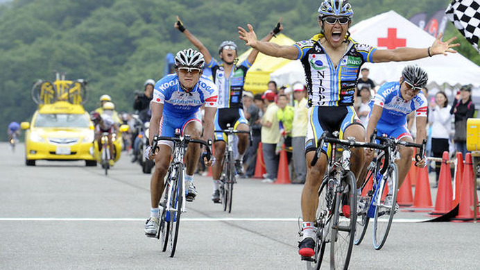　全日本選手権のエリート男子ロードレースが6月27日に広島県三原市の県立中央森林公園で開催され、NIPPOの宮澤崇史（32）が4人によるゴール勝負を制して優勝した。競技距離は196.8kmで、タイムは5時間14分13秒。宮澤は08年北京オリンピック代表。