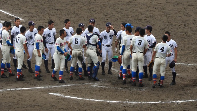 花咲徳栄と日本航空石川の試合終了の挨拶後、健闘を称えあうシーン