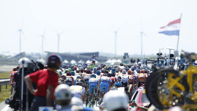 　ツール・ド・フランスは7月4日、オランダのロッテルダムからベルギーのブリュッセルまでの223.5kmで第1ステージが行われ、アレッサンドロ・ペタッキ（36＝イタリア、ランプレ・ファルネーゼ）がゴールスプリントを制して優勝した。03年に区間4勝を挙げて以来の大会通