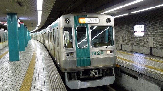 京都市交通局が烏丸線で運用している10系（写真は乗入れ先の近鉄奈良駅）。デビューから既に36年になる。
