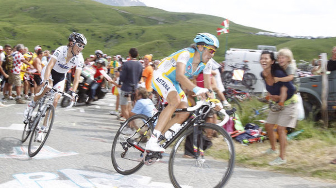　プロローグと全20ステージで開催されている第97回ツール・ド・フランスは、アルプス最難関となる第9ステージを終えて、2年連続3度目の総合優勝をねらうアルベルト・コンタドール（27＝スペイン、アスタナ）と、初優勝を目指すアンディ・シュレック（25＝ルクセンブル