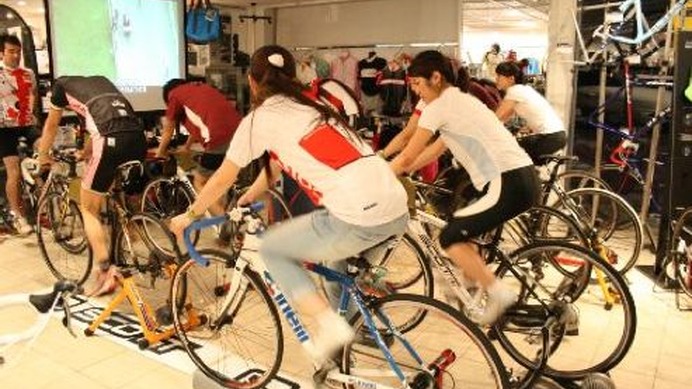 　東京・青山の自転車ショップ、Nicole EuroCycleでスペシャルイベントとして「Nicole EuroCycleフィットネス」が7月19日・26日に行われる。インストラクターの指示で音楽に合わせて高速回転や立ちこぎなどをして、 参加者みんなで走る一体感も楽しむことがでる。お腹や