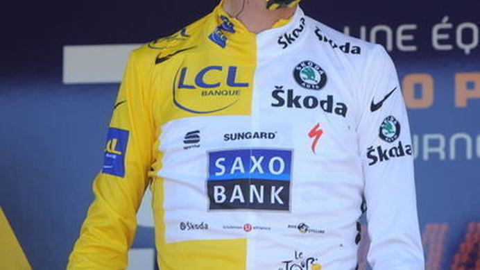　現在開催中のツール・ド・フランスで、総合1位のマイヨジョーヌと新人賞1位のマイヨブランを獲得しているアンディ・シュレック（25＝ルクセンブルク、サクソバンク）が、7月18日朝に2つのジャージが合体されてデザインしたものを着用した。ただし出走サインの舞台上の