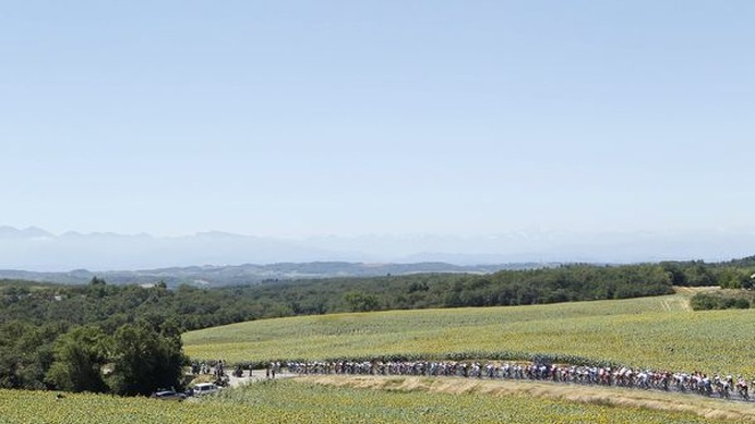 　ツール・ド・フランスは7月18日、いよいよ後半戦の攻防のキーとなるピレネー山脈へ。第14ステージはルベルからスキーリゾートのアクストロワドメーヌまでの184.5kmで、クリストフ・ラブロン（29＝フランス、AG2Rラモンディアル）が独走で初優勝した。