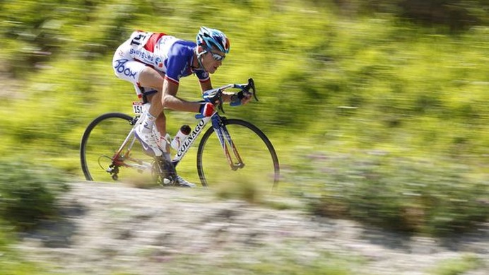 　ツール・ド・フランスは7月19日、パミエからピレネー山中のバニェールドリュションまでの187kmを走る第15ステージが行われ、総合1位のアンディ・シュレック（25＝ルクセンブルク、サクソバンク）がチェーン脱落によるメカトラブルで立ち往生。31秒遅れの総合2位につけ