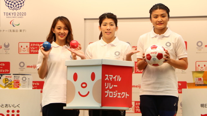 「スマイルリレープロジェクト」に参加した（左から）元体操日本代表・田中理恵さん、レスリング女子日本代表・吉田沙保里選手、伊調馨選手（2017年9月27日）