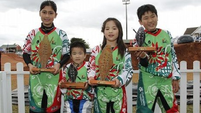 　BMX世界選手権が南アフリカのピーターマリッツバーグで7月29日に開幕し、年齢別チャレンジクラスとして13歳以下の各レースが開催された。日本からは7選手が出場し、丹野夏波（10歳ガールズ）、榊原爽（11歳ガールズ）が優勝した。