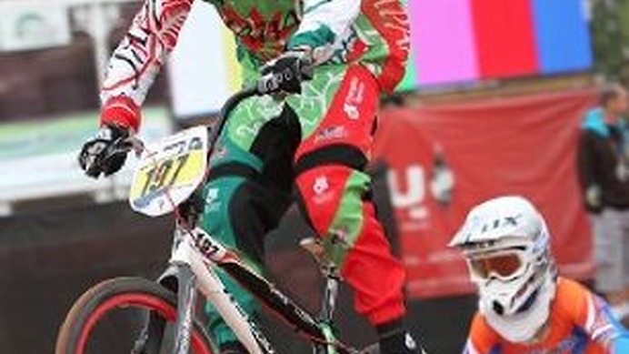 　南アフリカのピーターマリッツバーグで開催されているBMX世界選手権は、大会2日目の7月30日に年齢別チャレンジクラスの14歳以上のレースが行われた。日本からは4選手が出場し、榊原魁と吉井康平が決勝に進出。榊原が14歳ボーイズクラスで3位、吉井が15歳ボーイズクラ