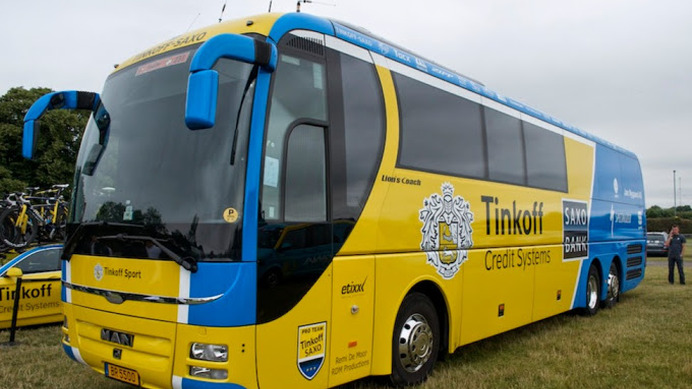 ティンコフ・サクソのチームバス。黄色が鮮やかです