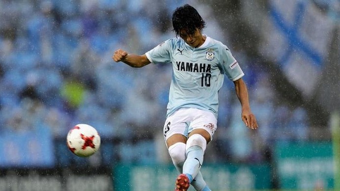 古巣対戦の中村俊輔、横浜FM相手に強烈な「フリーキック」でゴールに迫る