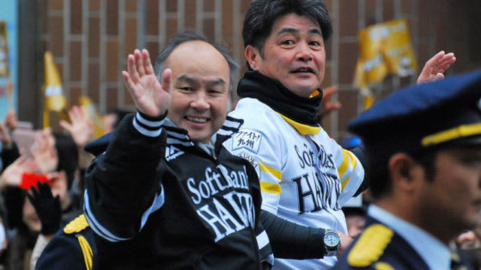 日本シリーズ優勝パレードに参加した孫オーナー(左)と工藤監督【写真：藤浦一都】