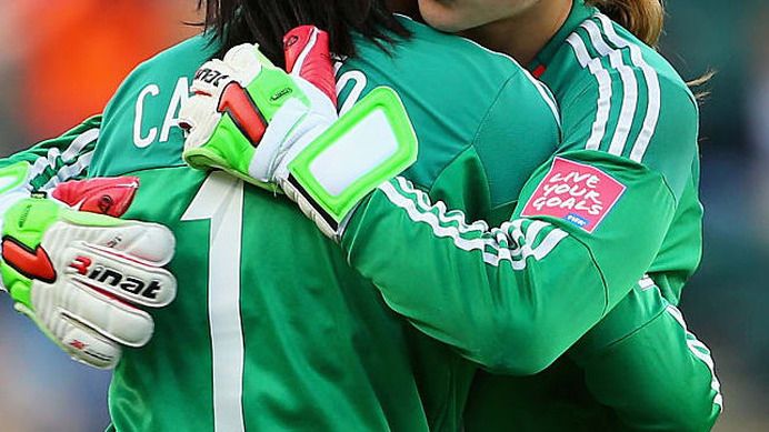 主審をハグしたGK、5試合の出場停止