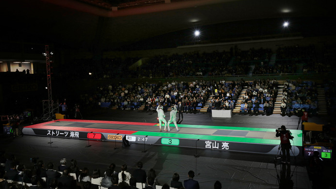 全日本フェンシング選手権大会、世界初のLED演出で親しみやすく変化