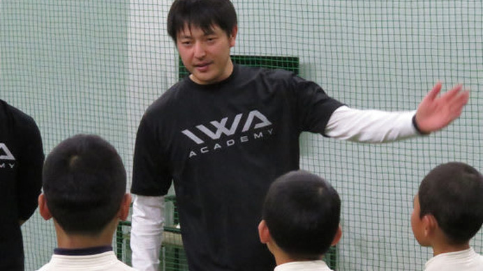 「IWA ACADEMY」で野球教室を行った岩隈久志【写真：福谷佑介】