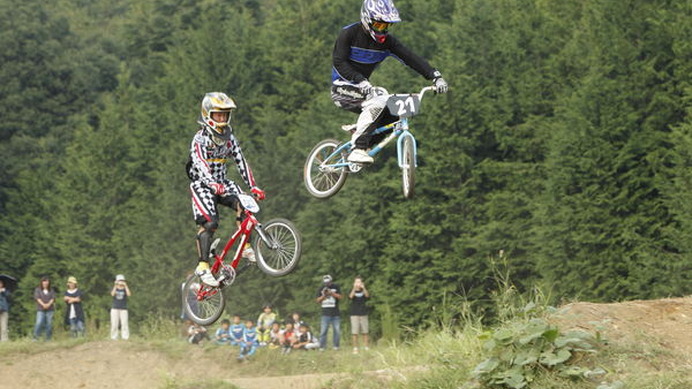 　全日本BMXシリーズ第4戦が神奈川県横浜市緑区の緑山スタジオシティ内BMXコースで行われ、吉村樹希敢がエリートクラスで初優勝した。スタートから優位に立ちトップで第1バームをクリアした吉村は、難易度の高いプロセクションを安定した走りで攻略するなど、追走する高