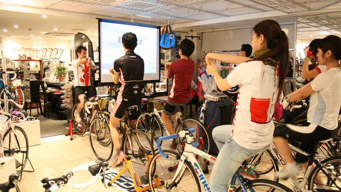 　東京・青山にショップを構えるNicole EuroCycle青山は10月も恒例のワークショップを開催し、自転車に乗り始めた人をサポートする。特にローラー台を使ったバイシクルフィットネスが人気だ。店内で大型スクリーンと少し大きめの音楽を聞きながらペダルをこぐ。始めて間