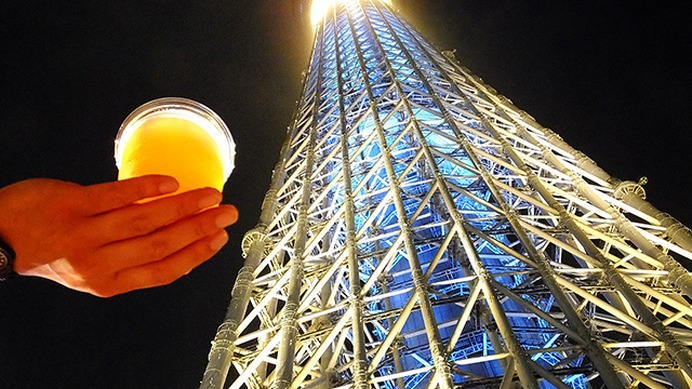 ビール片手に東京スカイツリーを見上げて