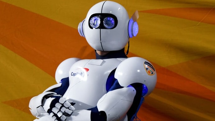 仰天！2030年のサッカー界では「ロボット審判」が試合を裁く？