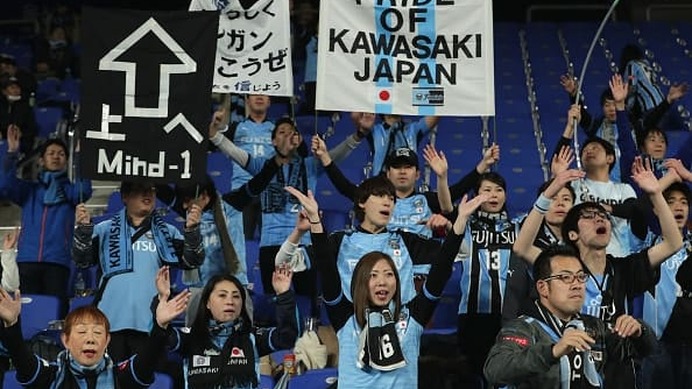 敵地まで足を運び、川崎を応援するサポーターたち photo/Getty Images