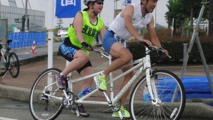 タンデム自転車でトライアスロンに挑戦する山田敦子選手