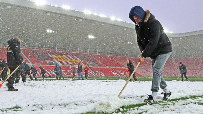 壮絶な大雪で…ホームレスのためにサッカーチームがスタジアムを開放