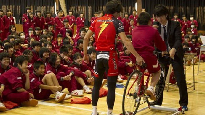 　地域密着型の自転車プロチーム、宇都宮ブリッツェンが11月9日に栃木県の宇都宮市立陽南中学校で「夢」と「自転車安全」をテーマにした講演を行った。講師は所属選手の中村誠。